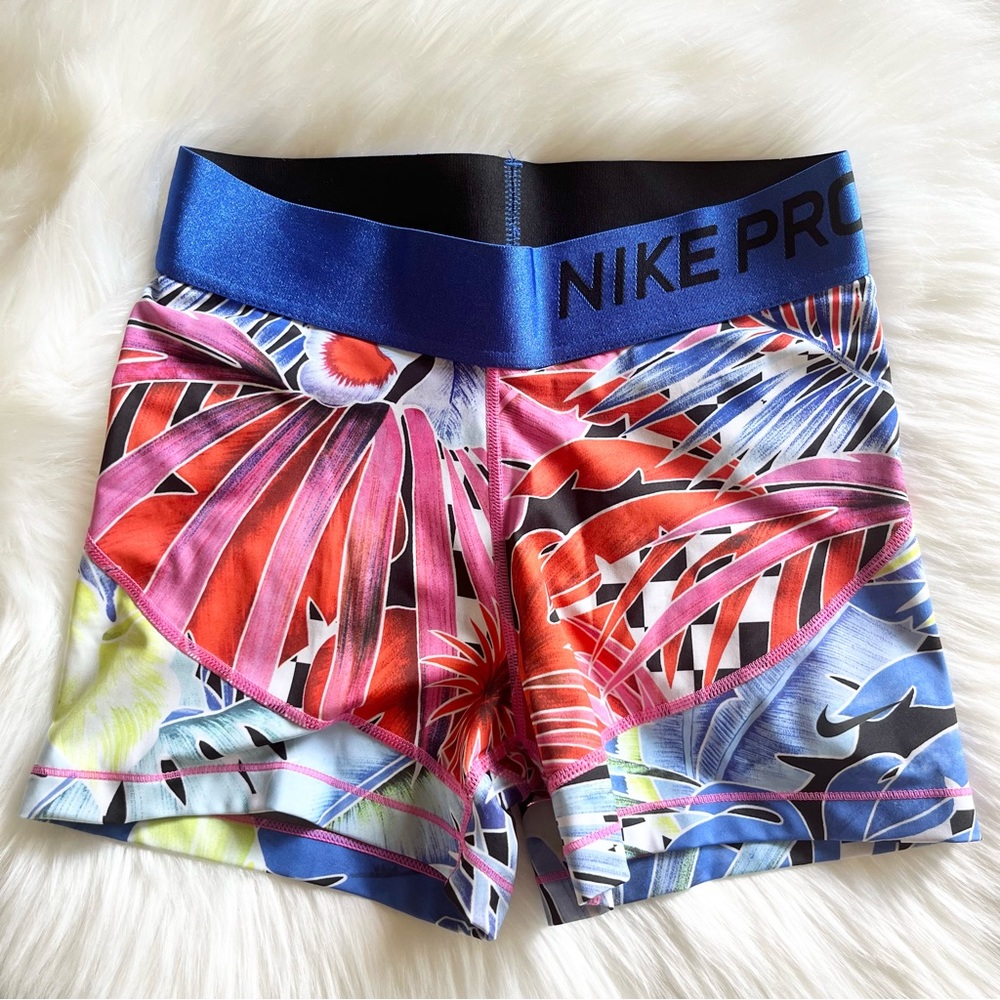 NIKE Pro Women’s shorts Tropical print size MEDIUM